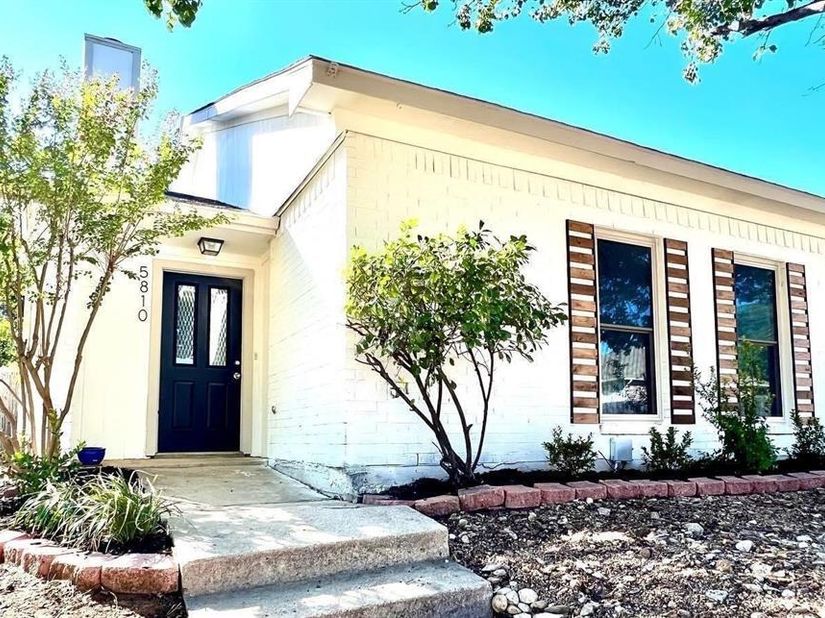 5810  Falconcrest Drive , Arlington Texas 76017