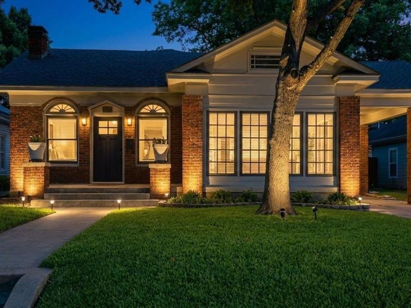 826  Cedar Hill Avenue , Dallas Texas 75208