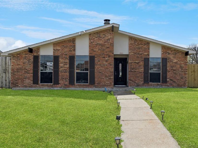 1905  Montana Trail , Grand Prairie Texas 75052