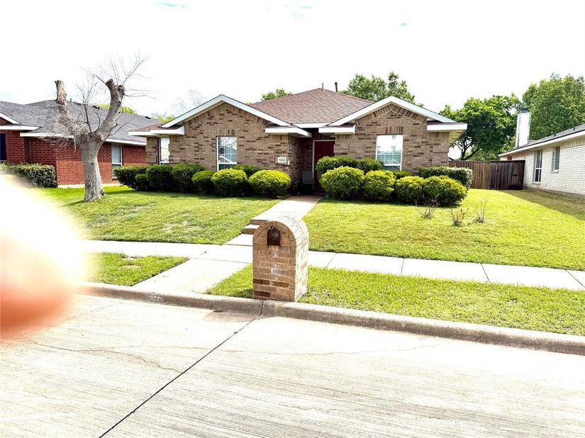 1312  Sunshine Court , Lancaster Texas 75134