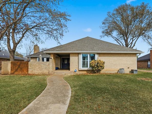 1105  Meadow Crest Lane , Mansfield Texas 76063