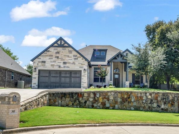 305  Familia Court , Azle Texas 76020