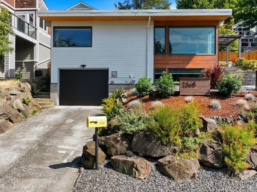 2568 13th Avenue W, Seattle WA 98119