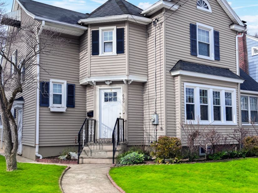 660 W Jackson Avenue, Bridgeport CT 06604