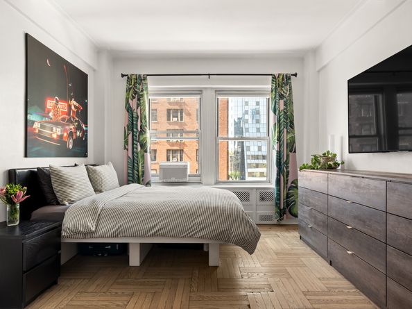 433 West 34th Street 9C, New York NY 10001