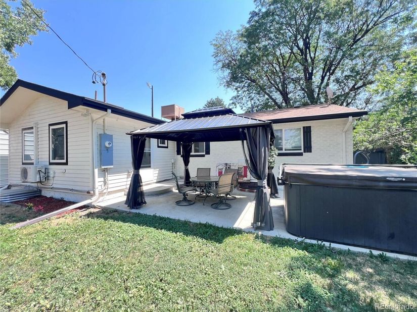 555 Everett Street, Lakewood CO 80226