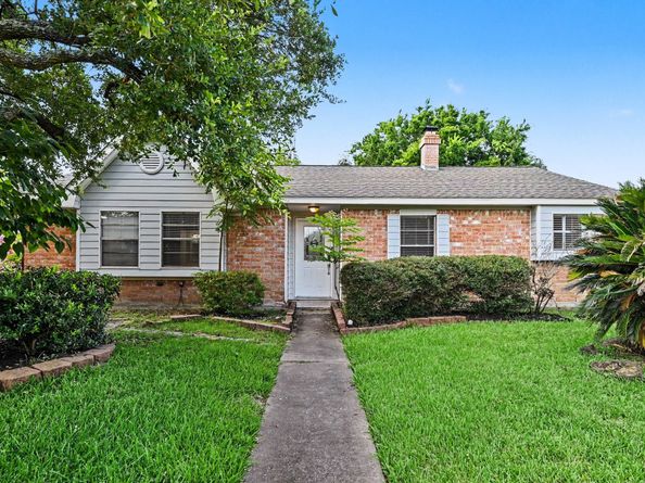 12219 Meadowhollow Drive, Meadows Place TX 77477