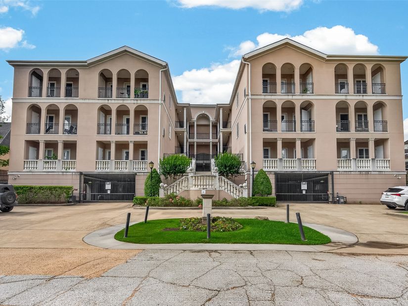 58 Briar Hollow Lane 204, Houston TX 77027