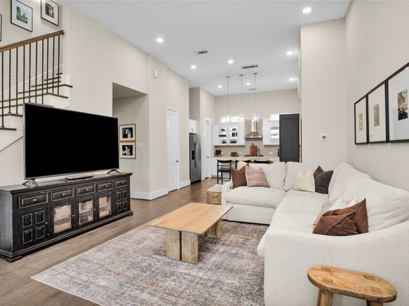 2020 Mcgowen Street 8E, Houston TX 77004