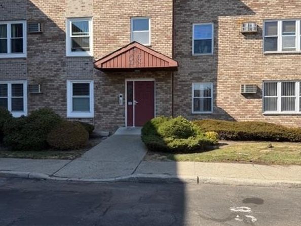 74 Riverview Ct, Secaucus NJ 07094