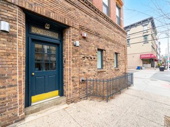 550 1st St