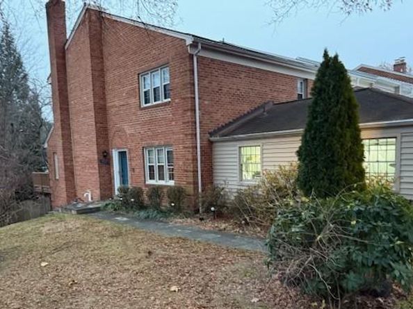 913 Moorefield Hill Grove SW, Vienna VA 22180