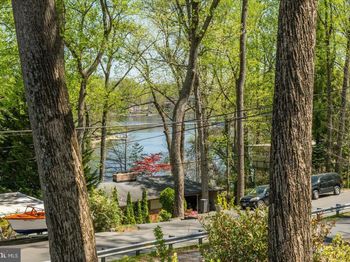 6439 Lakeview Drive
