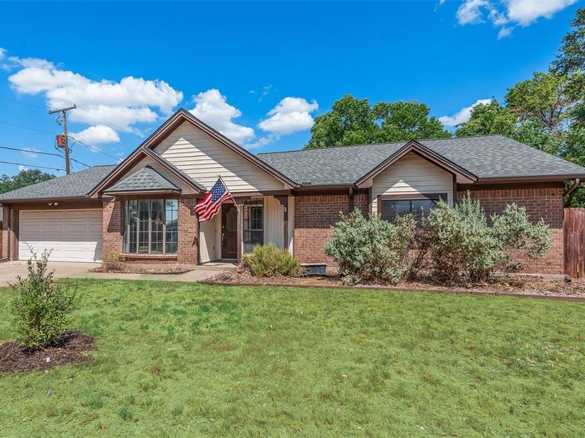 2809  Sarah Drive , Pantego Texas 76013
