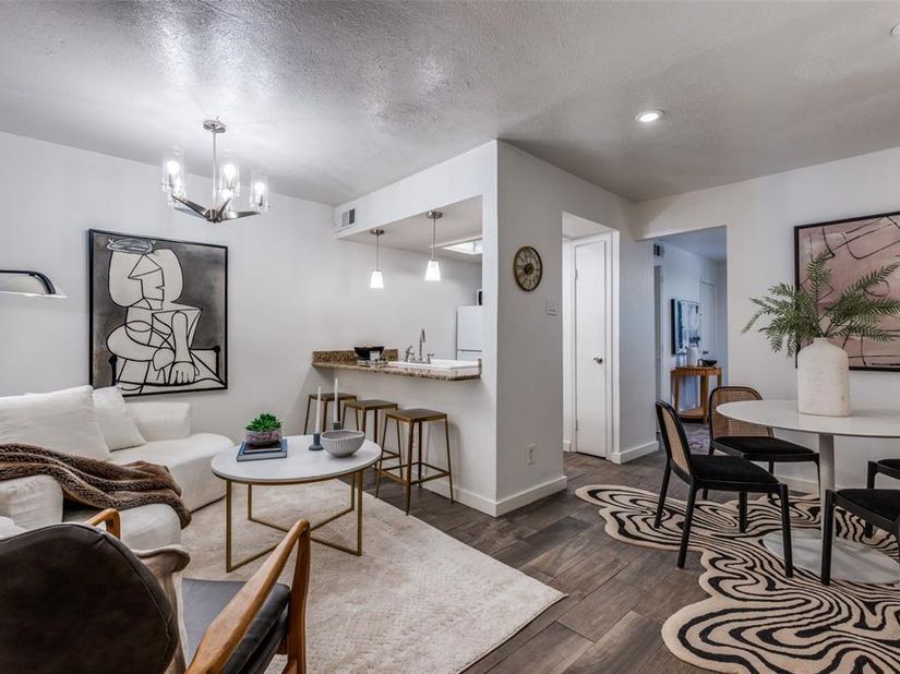 4525  Gilbert   204, Dallas Texas 75219