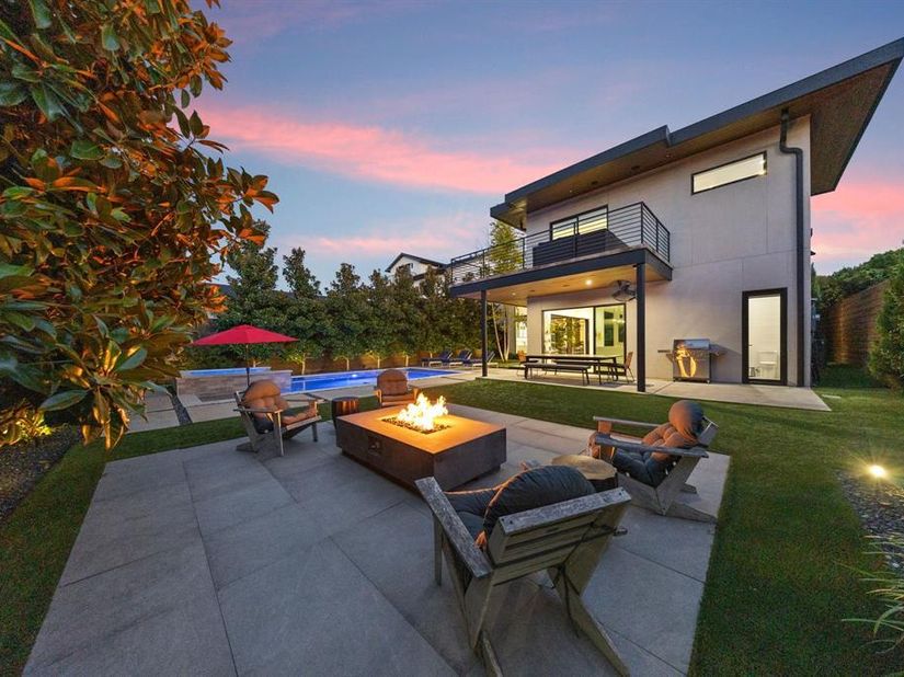 423 W Colorado Boulevard , Dallas Texas 75208