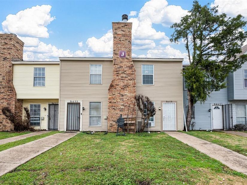9459  Olde Village Court , Dallas Texas 75227