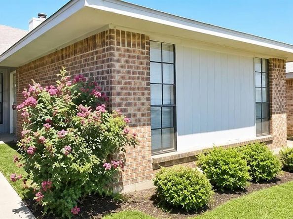 1915-1917  Spindletop Drive , Duncanville Texas 75137