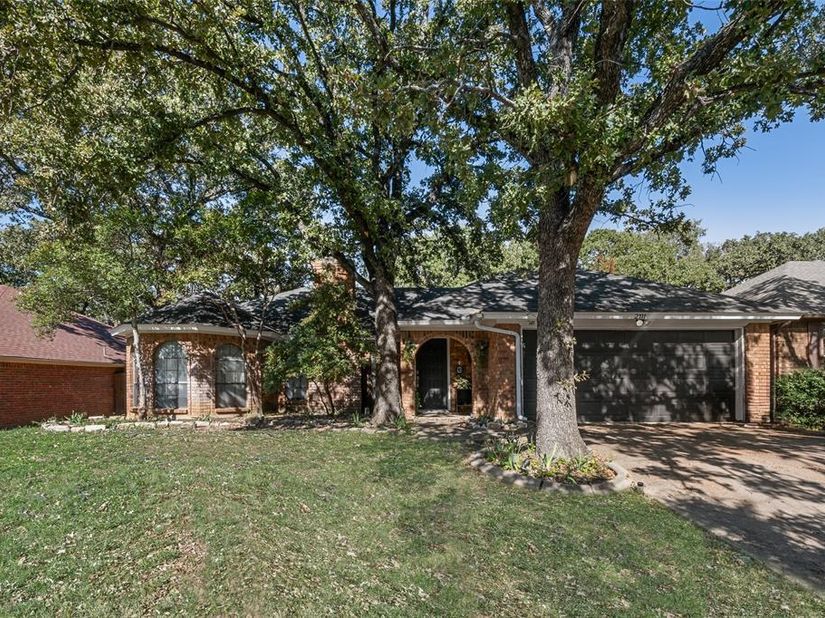 2111  Turf Club Drive , Arlington Texas 76017