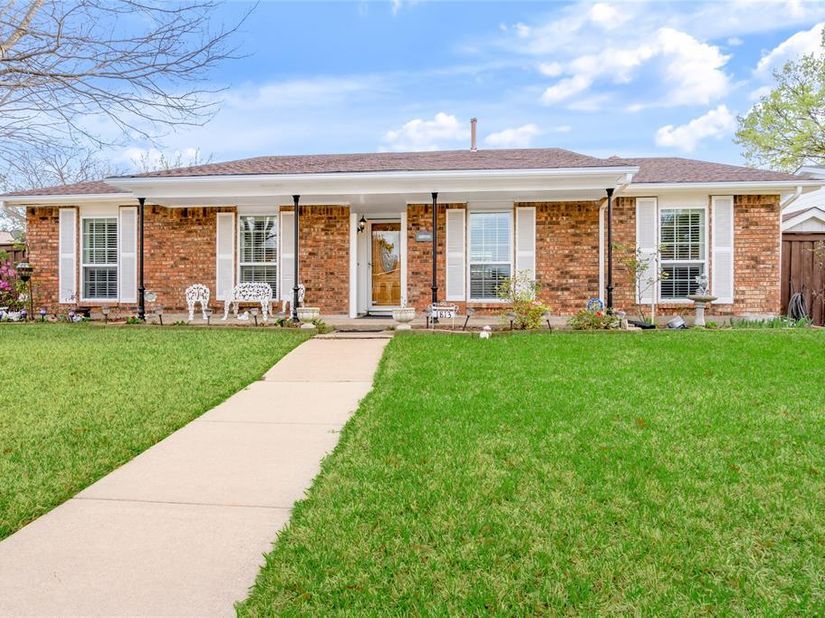 1813  Dodge Trail , Grand Prairie Texas 75052
