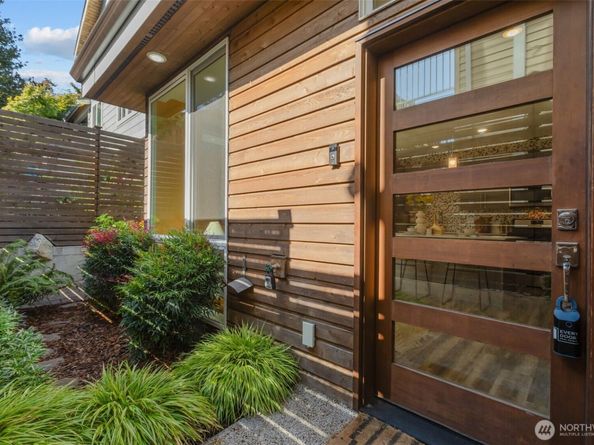 9221 Linden Avenue C, Seattle WA 98103