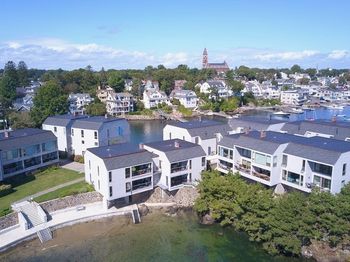 60 Brackett Pl