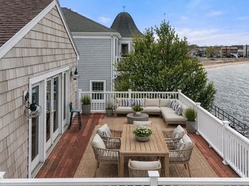 706 Sea St