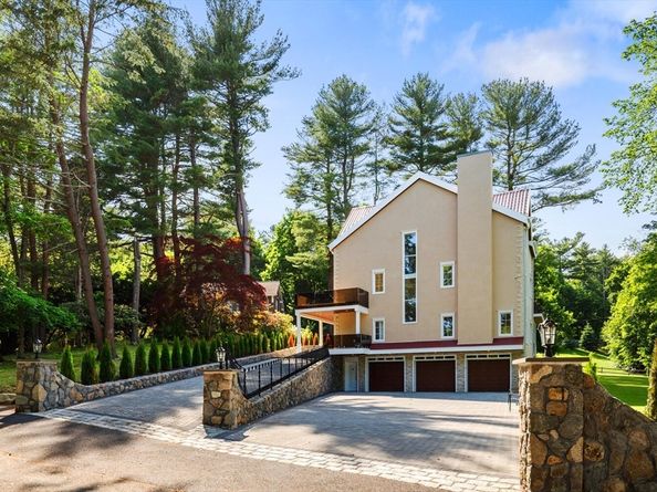 58 Chestnut St, Lynnfield MA 01940