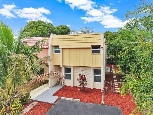 7911 SW 9th St, North Lauderdale FL 33068