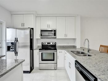5950 Del Lago Cir