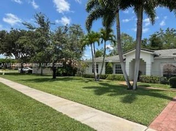 126 Chestnut Cir, Royal Palm Beach FL 33411