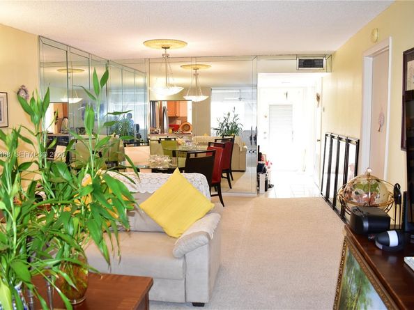 9881 Sunrise Lakes Blvd 207, Sunrise FL 33322