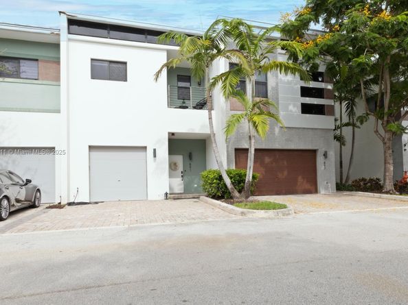 891 NW 45th Ter, Plantation FL 33317