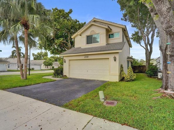 2747 Pinewood Ct, Davie FL 33328