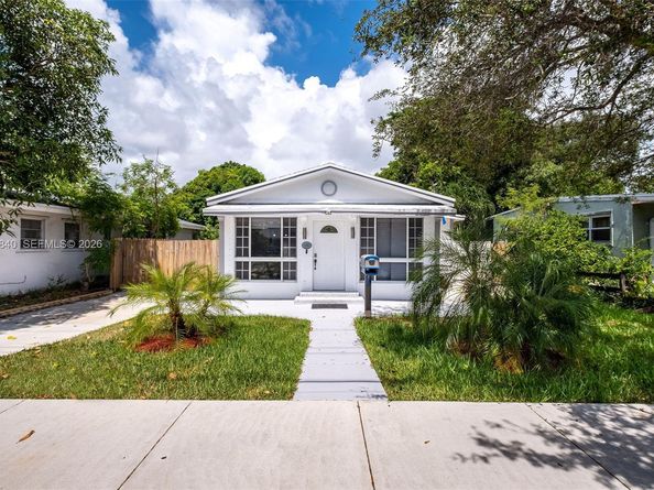 132 SW 2nd Ave, Hallandale Beach FL 33009