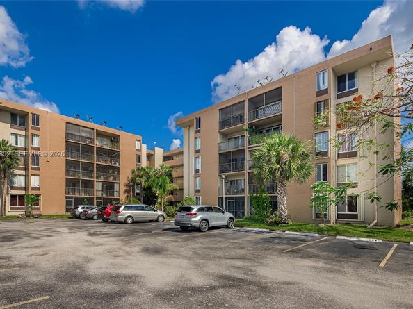 9150 Fontainebleau Blvd 402, Miami FL 33172