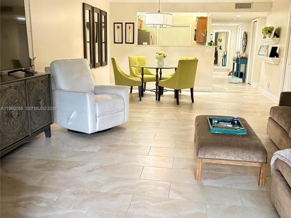 437 Lakeview Dr 104, Weston FL 33326