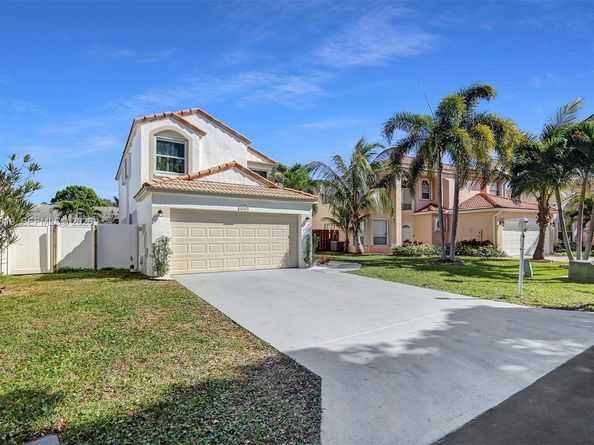 104 Wedgewood Lks S, Green Acres FL 33463