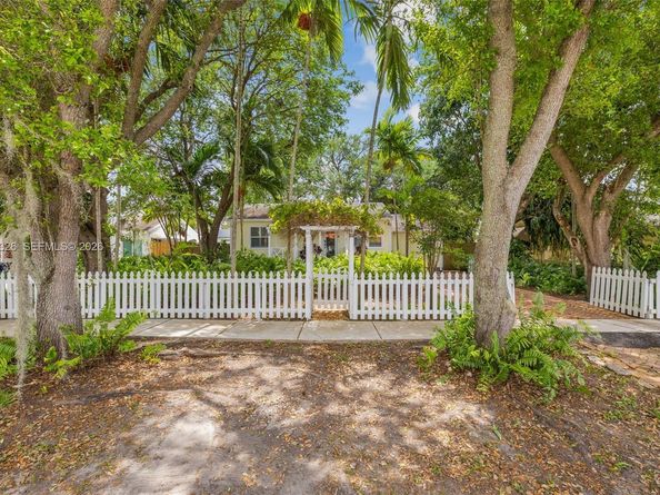 6382 SW 38th St, Miami FL 33155