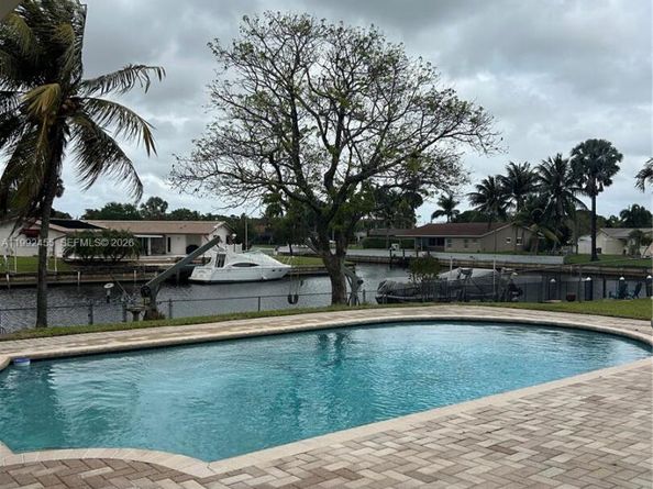 6121 SW 16th St, Plantation FL 33317