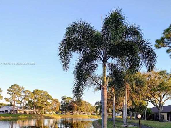 442 Pine Glen Ln D2, Green Acres FL 33463