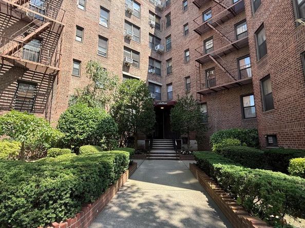 83-55 Woodhaven Boulevard 2K, Woodhaven NY 11421