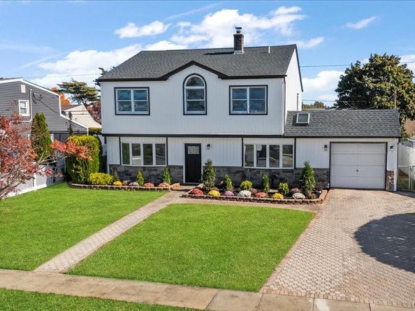 89 Ridge Lane, Levittown NY 11756