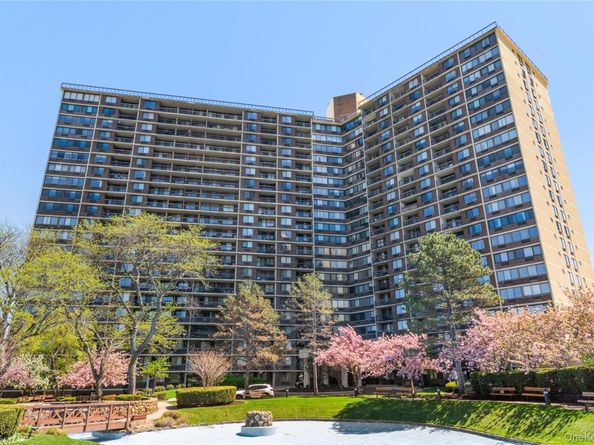 2 Bay Club Drive 17P, Bayside NY 11360