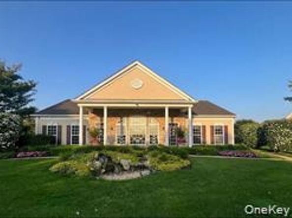 21 Virginia Pine 21, Bay Shore NY 11706