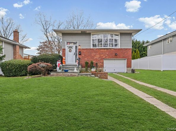 149 Crestwood Boulevard, Farmingdale NY 11735