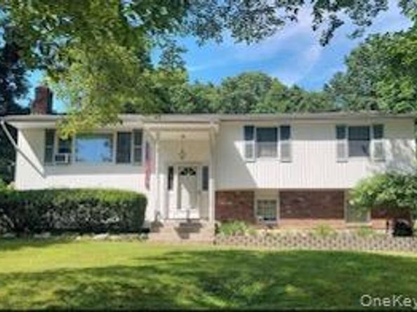 42 Noahs Path, Rocky Point NY 11778