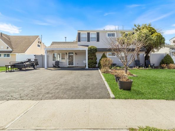 26 Picture Lane, Hicksville NY 11801