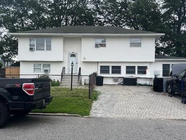226 14th Avenue, West Babylon NY 11704