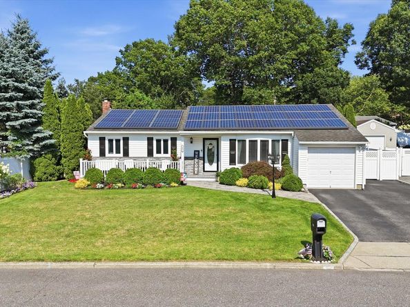 101 Gainsborough Road, Holbrook NY 11741